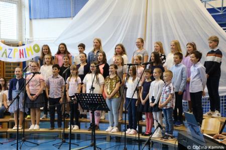 Otroci Osnovne šole Šmartno v Tuhinju z glasbo razpeli jadra (17)